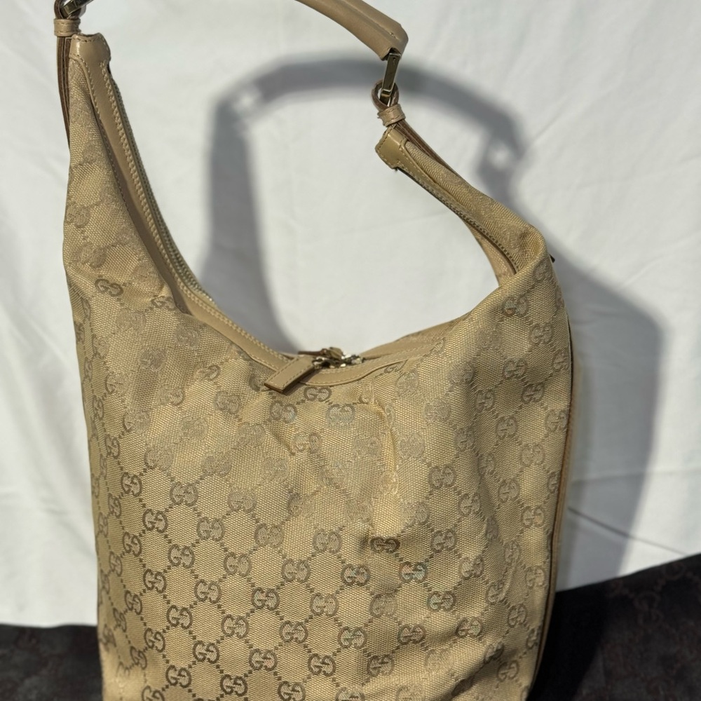 Gucci GG V Hobo Shoulder Bag in Beige Leather